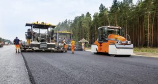 Combination of pavement construction and rehabilitation: VÖGELE pavers are widening the A10 before the gates of Berlin.