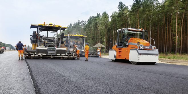 Combination of pavement construction and rehabilitation: VÖGELE pavers are widening the A10 before the gates of Berlin.