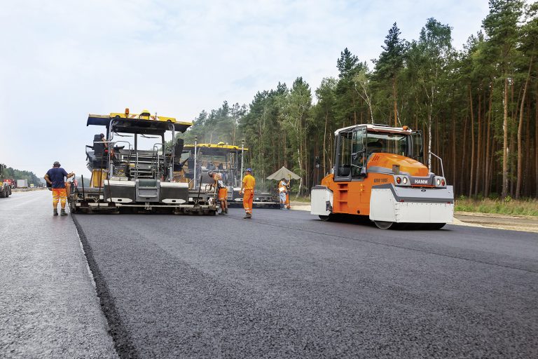 Combination of pavement construction and rehabilitation: VÖGELE pavers are widening the A10 before the gates of Berlin.
