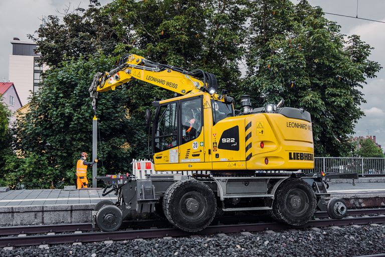 LEONHARD WEISS orders ten Liebherr railroad excavators