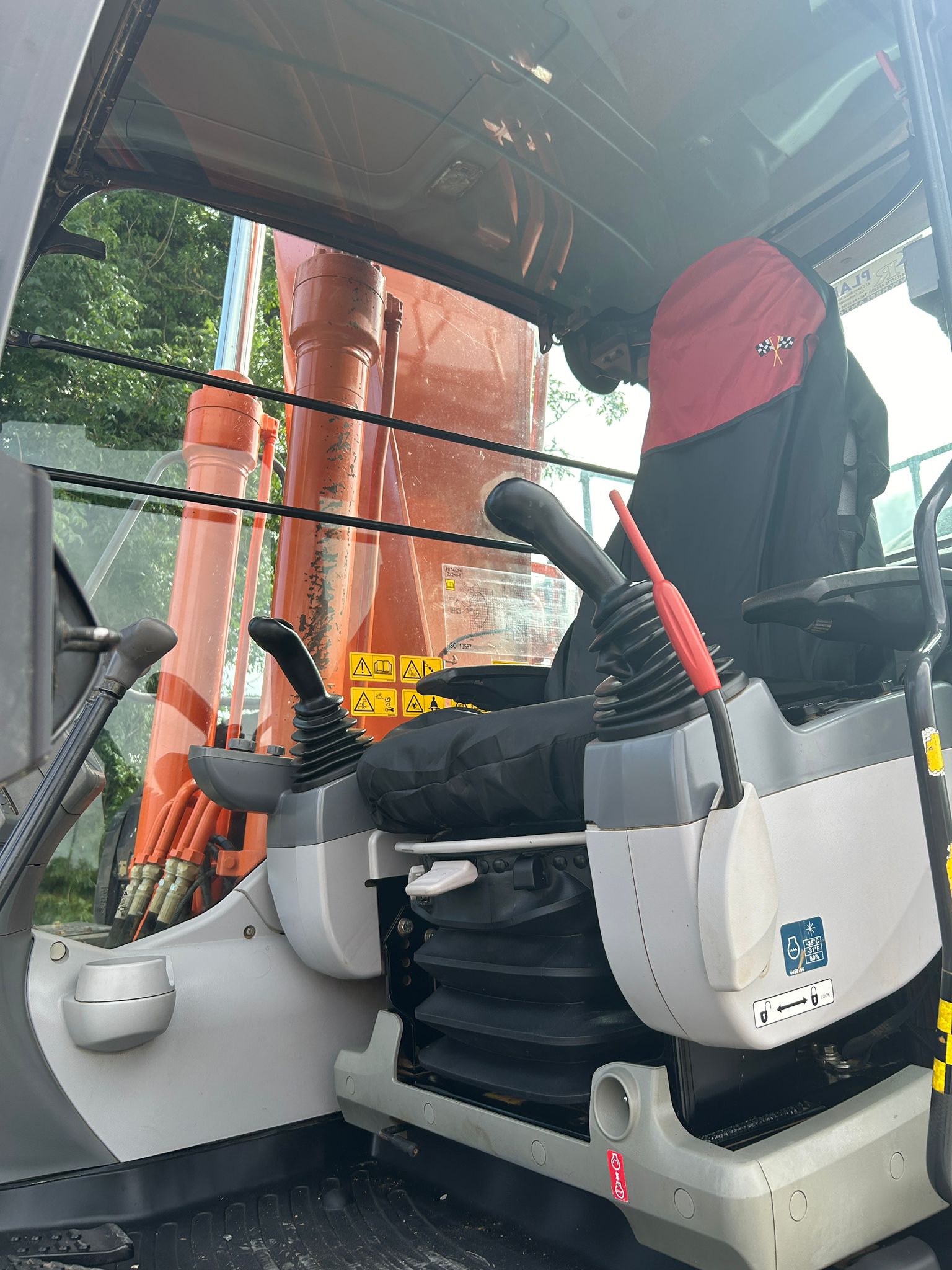 Hitachi ZX210LC-5B Year 2015