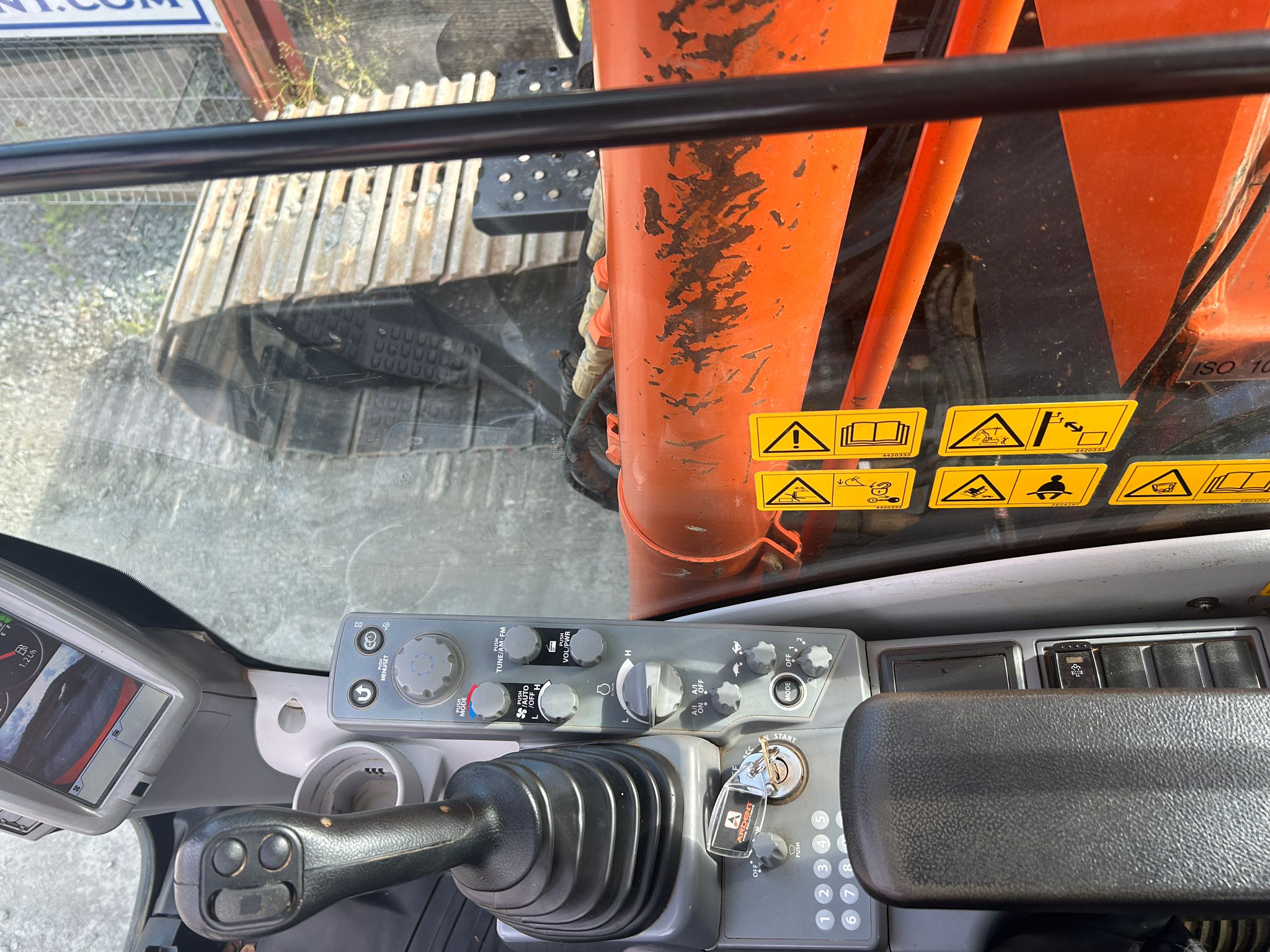 Hitachi ZX210LC-5B Year 2015