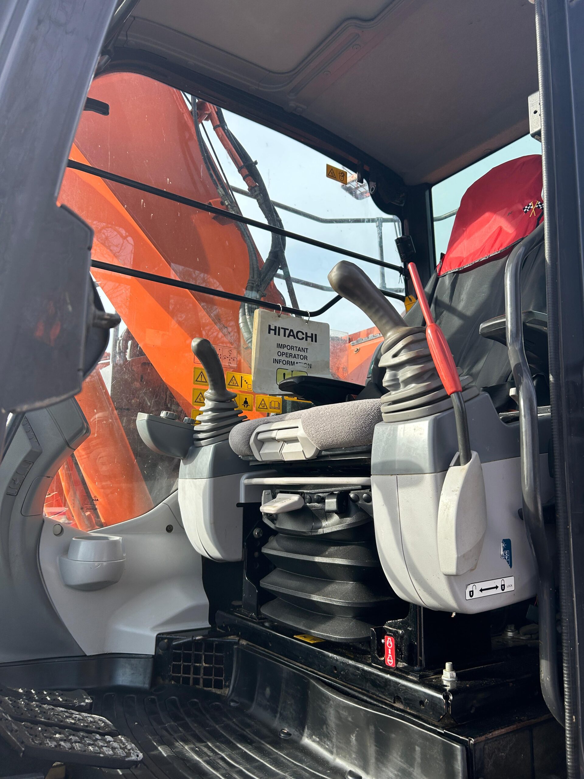 Hitachi ZX225USLC-6 Year 2021