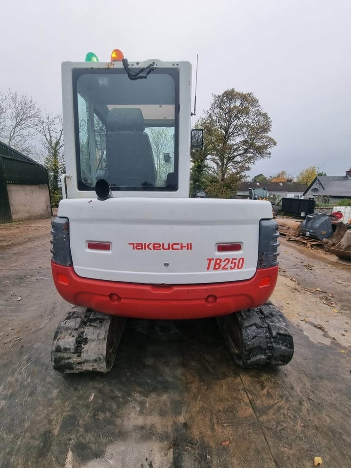 2018 TAKEUCHI tb250