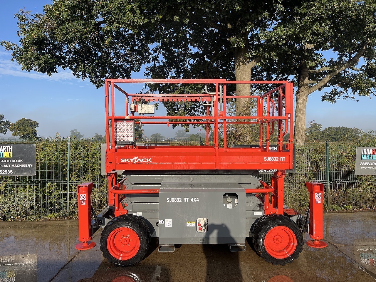 Skyjack SJ6832RT Scissor Lift 2014